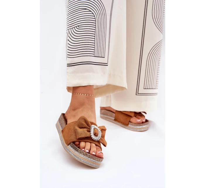 Dámské Sandály Na Platformě S Mašlí A Dekorativní Broží Hnědé Lenela Dámské Sandály Na Platformě S Mašlí A Dekorativní Broží Hnědé Lenela