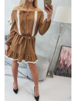 Šaty s otevřenými rameny a krajkou camel