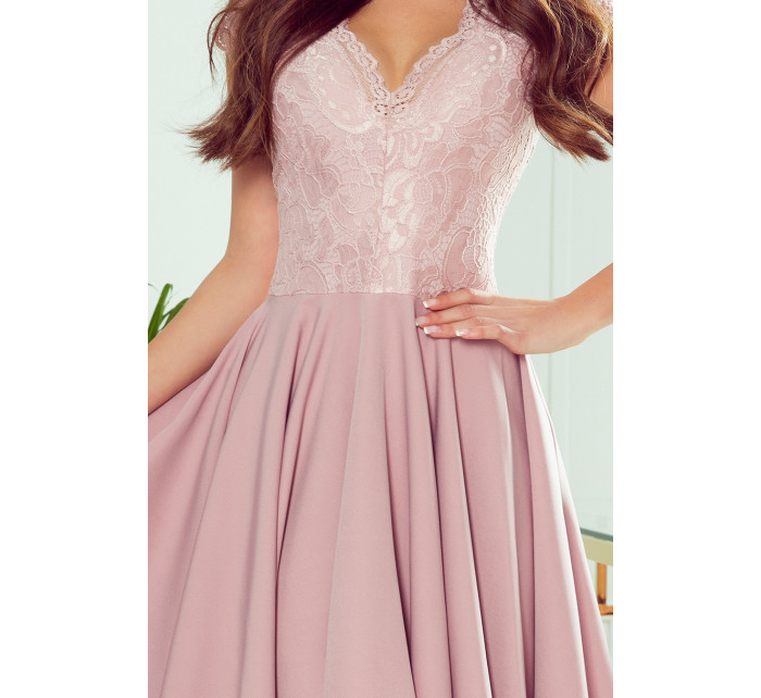Dámské šaty v pudrově růžové barvě s delším zadním dílem a krajkovým výstřihem model 8305173 - numoco