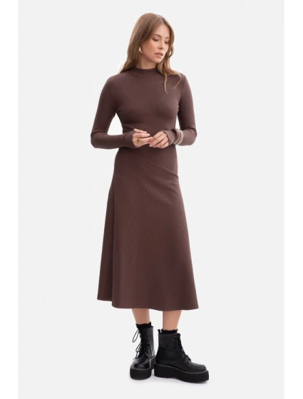 model 21379832 Žebrované midi šaty s asymetrickým pasem hnědé - BeWear model 21379832 Žebrované midi šaty s asymetrickým pasem hnědé - BeWear