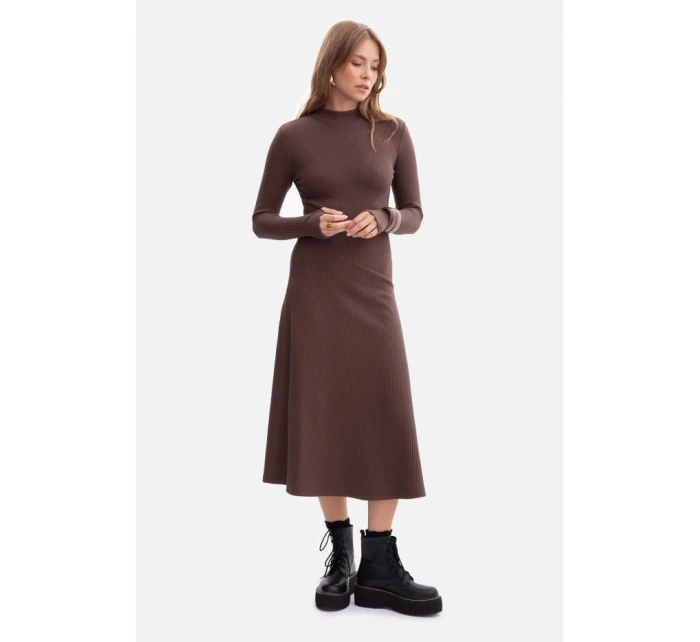 B299 Žebrované midi šaty s asymetrickým pasem - hnědé
