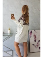 Velurové šaty s model 18749266 motivem ecru - K-Fashion Velurové šaty s model 18749266 motivem ecru - K-Fashion