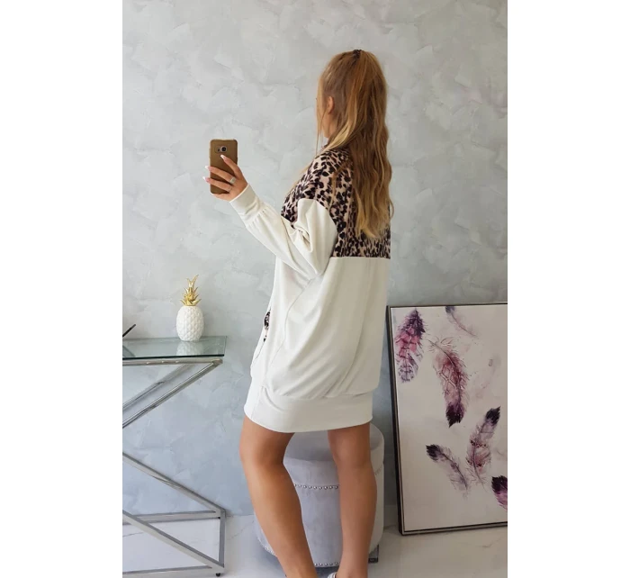 Velurové šaty s model 18749266 motivem ecru - K-Fashion Velurové šaty s model 18749266 motivem ecru - K-Fashion