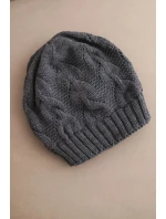 Dámská zimní pletená čepice s krajkovým vzorem model 21817781 grafitová - K-Fashion Dámská zimní pletená čepice s krajkovým vzorem model 21817781 grafitová - K-Fashion