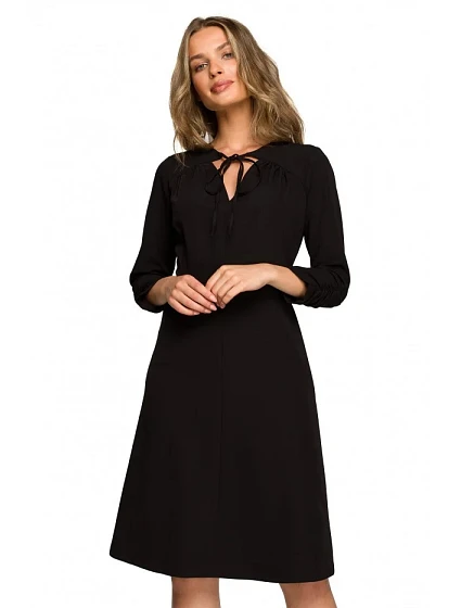 model 18004558 Přiléhavé šaty s vázaným výstřihem černé - STYLOVE model 18004558 Přiléhavé šaty s vázaným výstřihem černé - STYLOVE