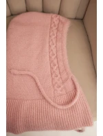 Dámská čepice s kapucí a pleteným vzorem s vázáním pudrově růžová