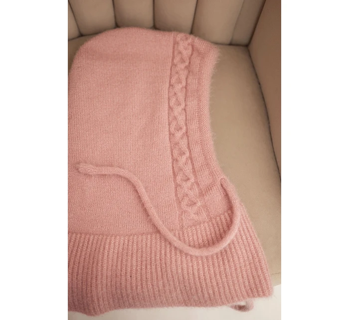 Dámská čepice s kapucí a pleteným vzorem s vázáním pudrově růžová