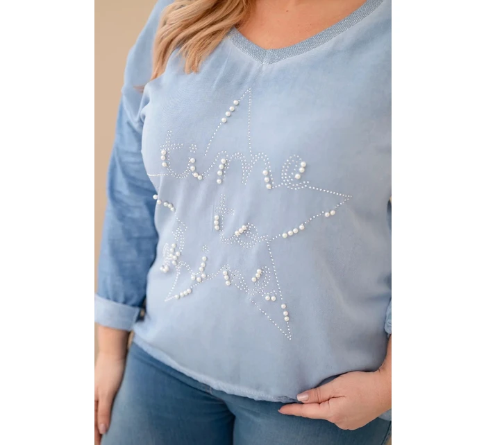 Dámská blůza Plus Size s nápisem a perličkami v modré barvě jeansová Dámská blůza Plus Size s nápisem a perličkami v modré barvě jeansová
