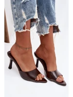 Lakované dámské nazouváky na podpatku čokoládové model 21918908 - Boto Lakované dámské nazouváky na podpatku čokoládové model 21918908 - Boto