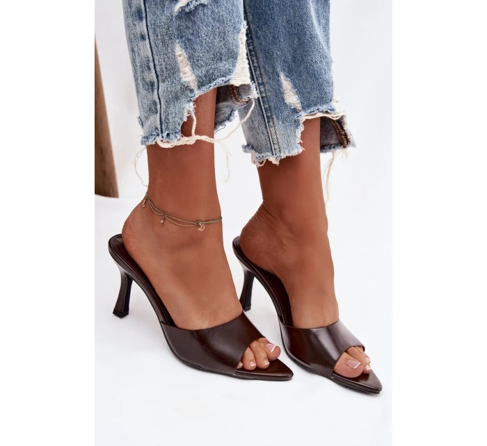 Lakované dámské nazouváky na podpatku čokoládové model 21918908 - Boto Lakované dámské nazouváky na podpatku čokoládové model 21918908 - Boto