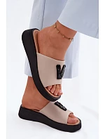 Kožené dámské pantofle s V na platformě  béžové model 22125935 - VINCEZA