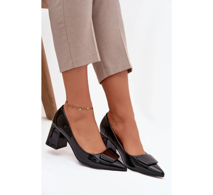 Lakované lodičky na podpatku s ozdobou Černé Isoline