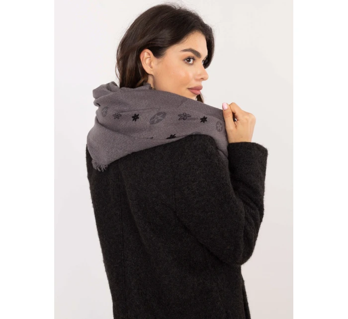 Šála AT SZ model 20595629 tmavě šedá - FPrice Šála AT SZ model 20595629 tmavě šedá - FPrice