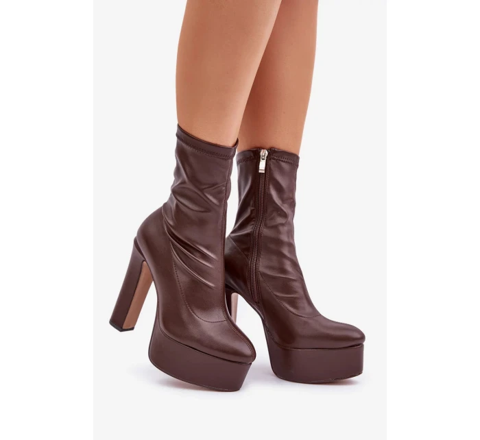 Kotníkové boty na vysokém sloupkovém podpatku a platformě tmavě hnědé Tennira Kotníkové boty na vysokém sloupkovém podpatku a platformě tmavě hnědé Tennira