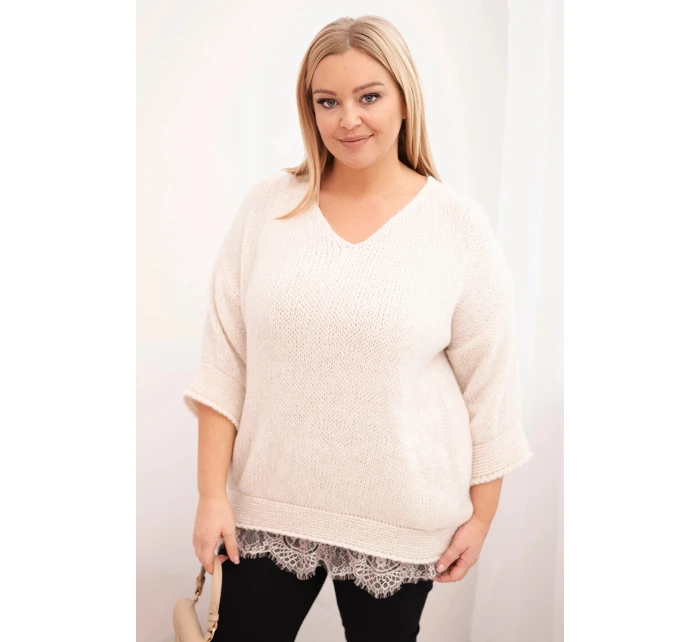 Dámský komplet svetr s výstřihem do V a viskózová blůza s krajkovým spodním lemem béžový Dámský komplet svetr s výstřihem do V a viskózová blůza s krajkovým spodním lemem béžový