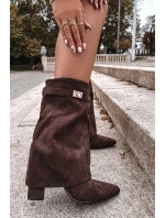 Zateplené dámské kozačky na podpatku s ozdobným páskem čokoládové model 21715350 - Boto