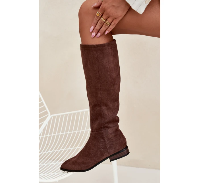 Dámské semišové kozačky na nízkém podpatku model 21848558 – hnědé - Kesi