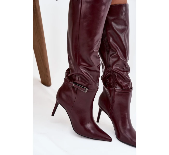 Dámské kozačky na jehlovém podpatku s páskem bordó model 21744541 - Boto