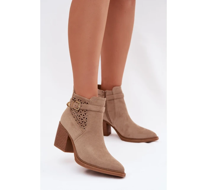 Dámské perforované kotníkové boty na podpatku s vzorem a zlatým přezkou Béžové model 22009808 - Boto