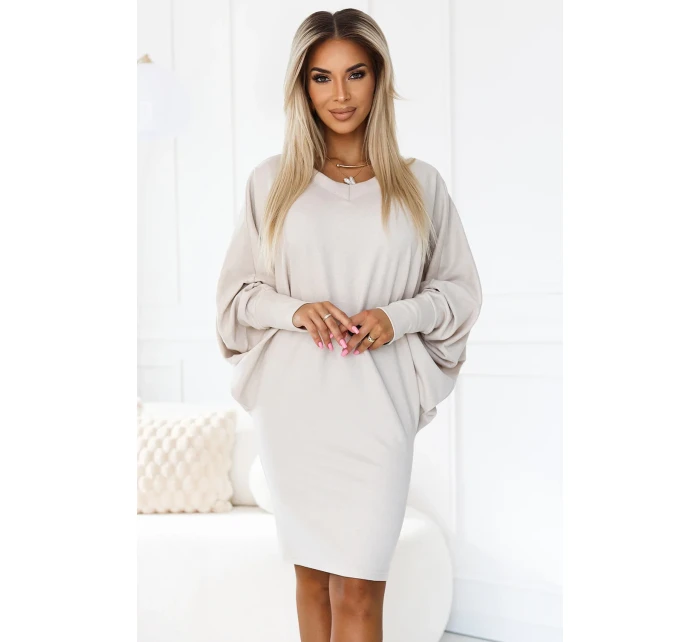 Béžové teplé dámské netopýří šaty s výstřihem model 20614722 - numoco Béžové teplé dámské netopýří šaty s výstřihem model 20614722 - numoco