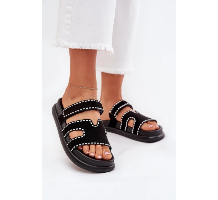 Dámské Pantofle S Dekorací Na Platformě Černé model 21703952 - Boto Dámské Pantofle S Dekorací Na Platformě Černé model 21703952 - Boto