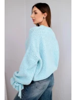Dámský svetr s přídavkem s vzorem a ozdobnými rukávy modrý model 21857669 - K-Fashion
