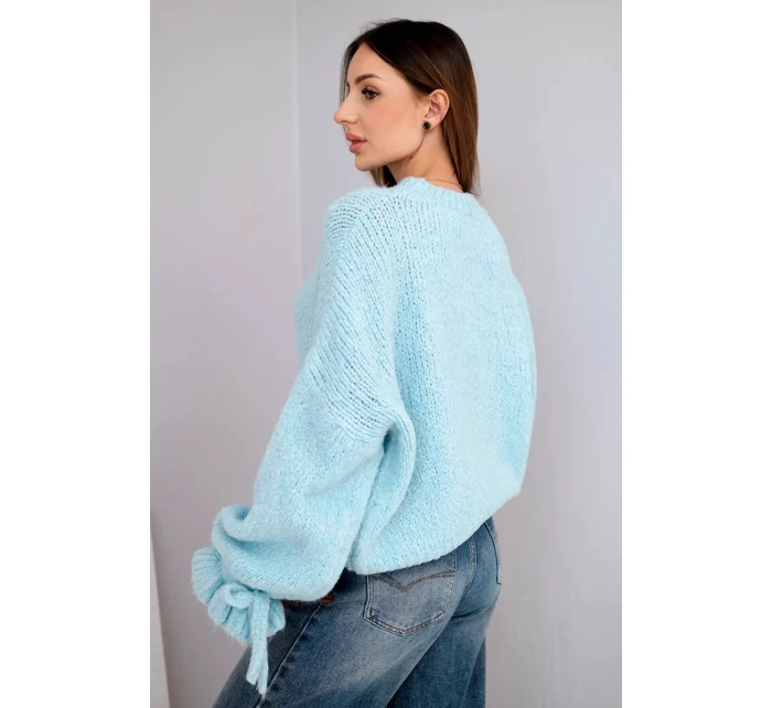Dámský svetr s přídavkem s vzorem a ozdobnými rukávy modrý model 21857669 - K-Fashion