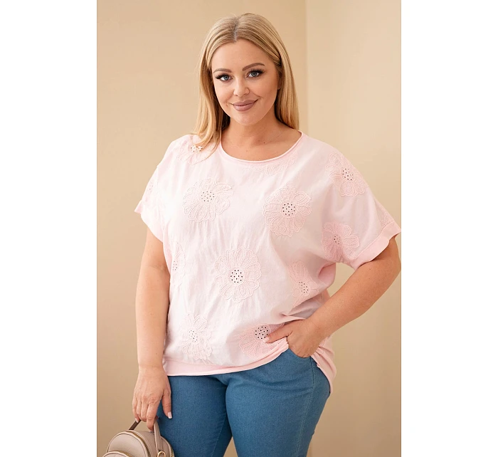 Dámská bavlněná halenka Plus Size s model 22092372 květinami cukrově růžová - K-Fashion
