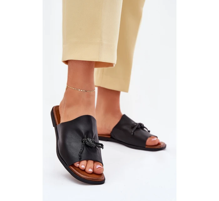 Dámské pantofle na plochém podpatku s ozdobným vázáním černé Norela Dámské pantofle na plochém podpatku s ozdobným vázáním černé Norela