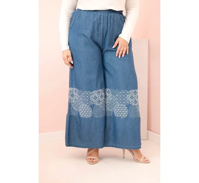 Dámské kalhoty Plus Size se širokými nohavicemi a model 21156793 výšivkou džínové - K-Fashion Dámské kalhoty Plus Size se širokými nohavicemi a model 21156793 výšivkou džínové - K-Fashion