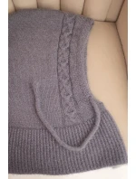 Dámská čepice s kapucí a pleteným vzorem šedá