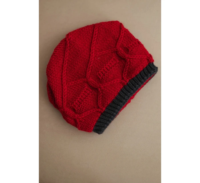 Dámská zimní čepice z vlny s propleteným vzorem K443 červená Dámská zimní čepice z vlny s propleteným vzorem K443 červená