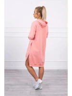 Šaty s kapucí a delšími zády v meruňkové barvě Šaty s kapucí a delšími zády v meruňkové barvě