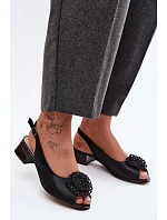 Kožené dámské sandály na podpatku s ozdobou model 22136706 Černé - D&A