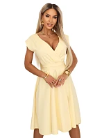 SCARLETT rozšířené midi šaty s obálkovým výstřihem a páskem  žluté model 22043325 - numoco