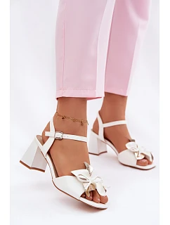 Dámské sandály na podpatku s ozdobným květem model 22100079 bílé - VINCEZA