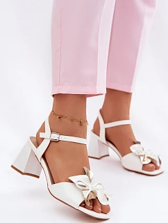 Dámské sandály na podpatku s ozdobným květem model 22100079 bílé - VINCEZA