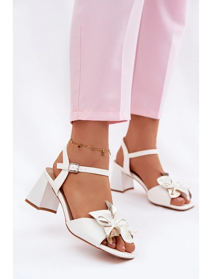 Dámské sandály na podpatku s ozdobným květem model 22100079 bílé - VINCEZA