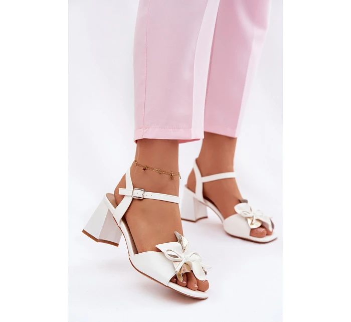 Dámské sandály na podpatku s ozdobným květem model 22100079 bílé - VINCEZA