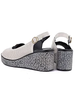 Dámské kožené sandály na platformě béžové S.Barski model 22099414 Dámské kožené sandály na platformě béžové S.Barski model 22099414