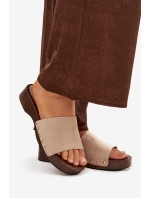 Dámské pantofle s zlatými sponami béžové Ferinna