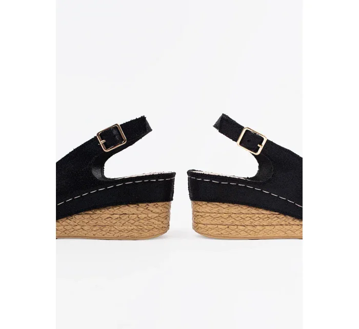 Originální dámské černé sandály na klínku Originální dámské černé sandály na klínku