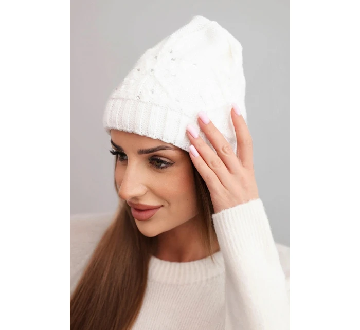 Dámská zimní čepice z vlny a ozdobným pletením s perličkami K470 bílá Dámská zimní čepice z vlny a ozdobným pletením s perličkami K470 bílá