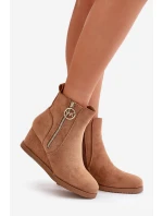 Zateplené boty na klínu s ozdobným zipem eko semišové camel model 21669825 - Boto