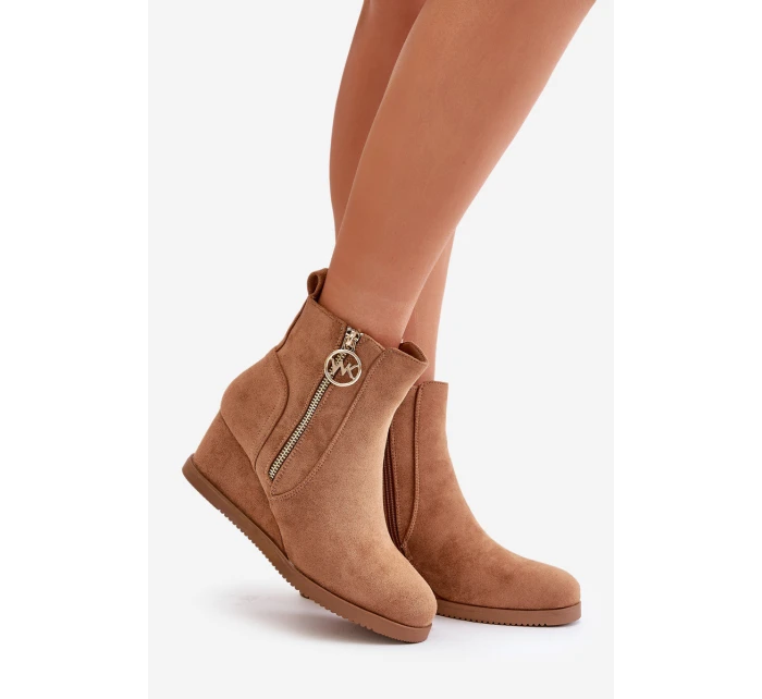 Zateplené boty na klínu s ozdobným zipem eko semišové camel model 21669825 - Boto