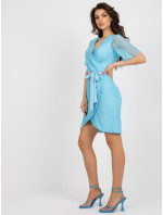 Světle modré krajkové koktejlové šaty s páskem