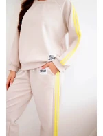 Dámská tepláková souprava model 22015420 s lampasy a volnou mikinou béžová - K-Fashion