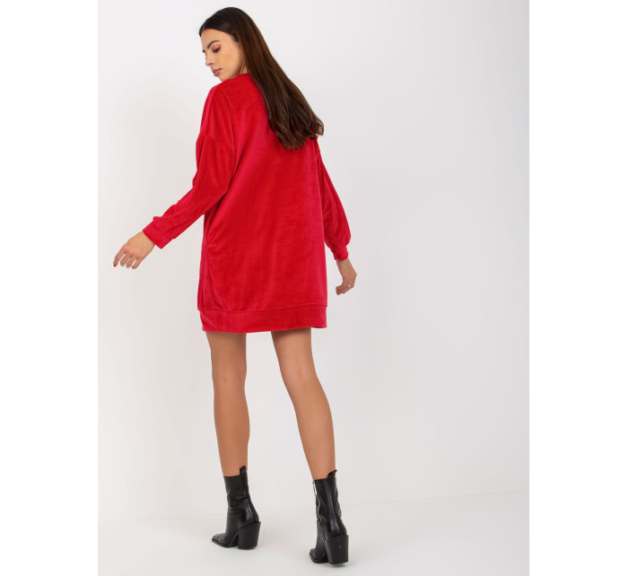Červené velurové šaty s dlouhými rukávy