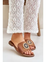 Kožené pantofle s ozdobou na plochém podpatku Zazoo model 21682258 Camel - Boto Kožené pantofle s ozdobou na plochém podpatku Zazoo model 21682258 Camel - Boto