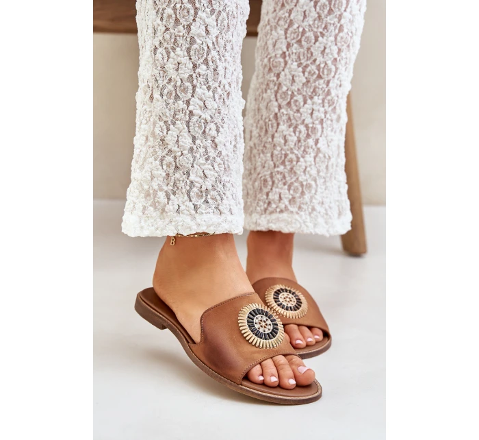 Kožené pantofle s ozdobou na plochém podpatku Zazoo model 21682258 Camel - Boto Kožené pantofle s ozdobou na plochém podpatku Zazoo model 21682258 Camel - Boto